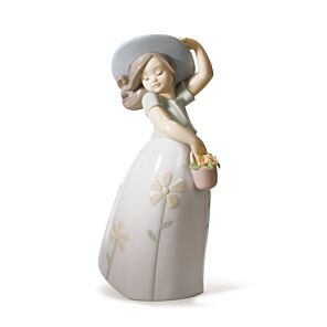 Little Daisy Girl Figurine in Lladró