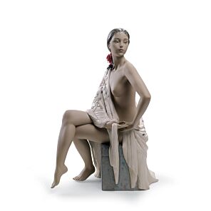 Figura mujer Desnuda con mantón