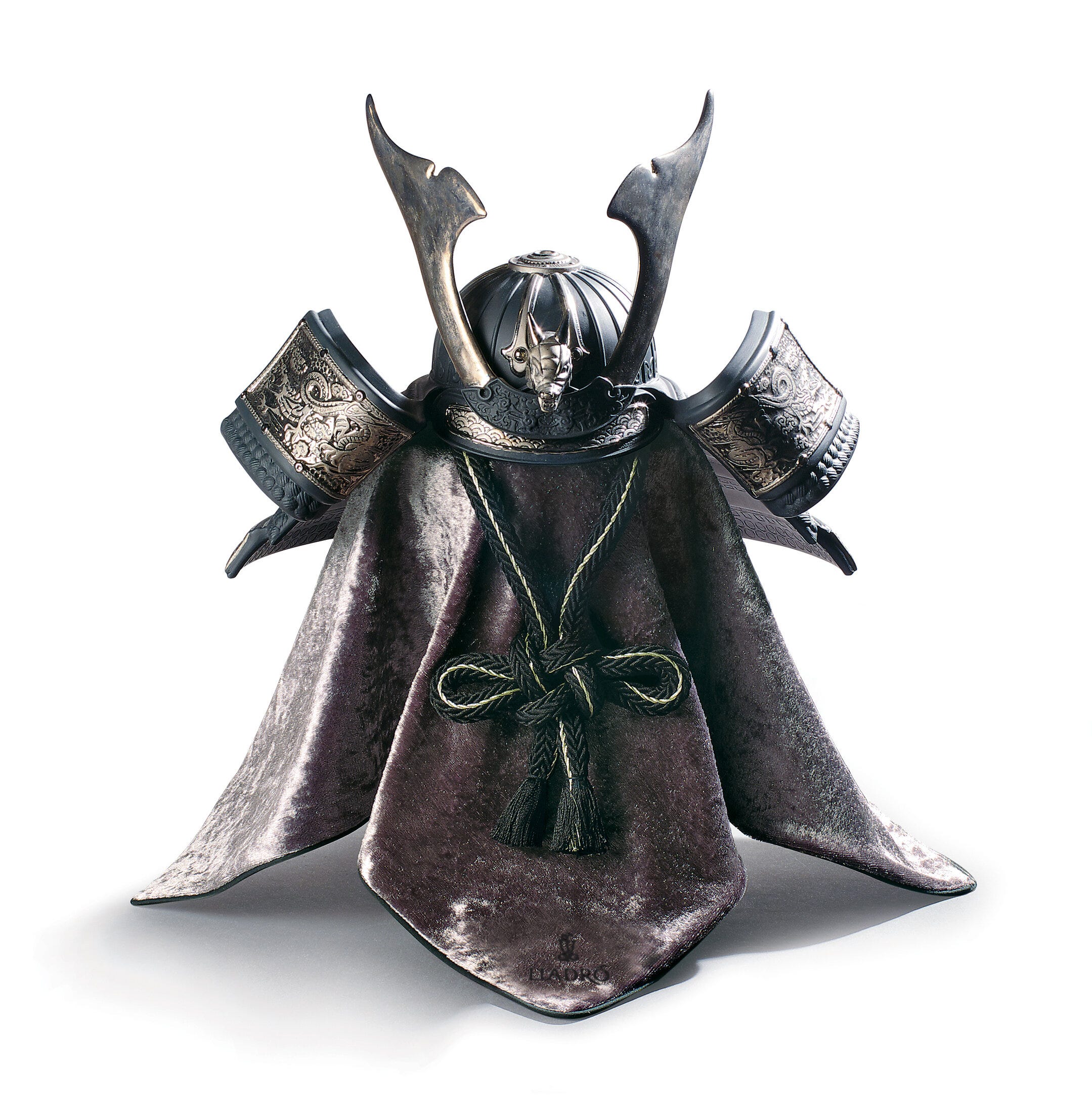 Figurina del casco del drago samurai. Lustro d'argento