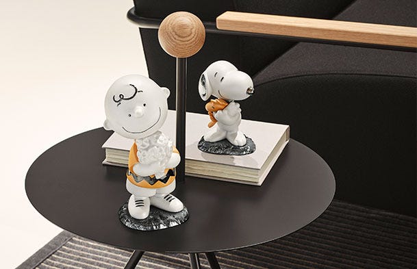 Snoopy and Charly Brown figurines.