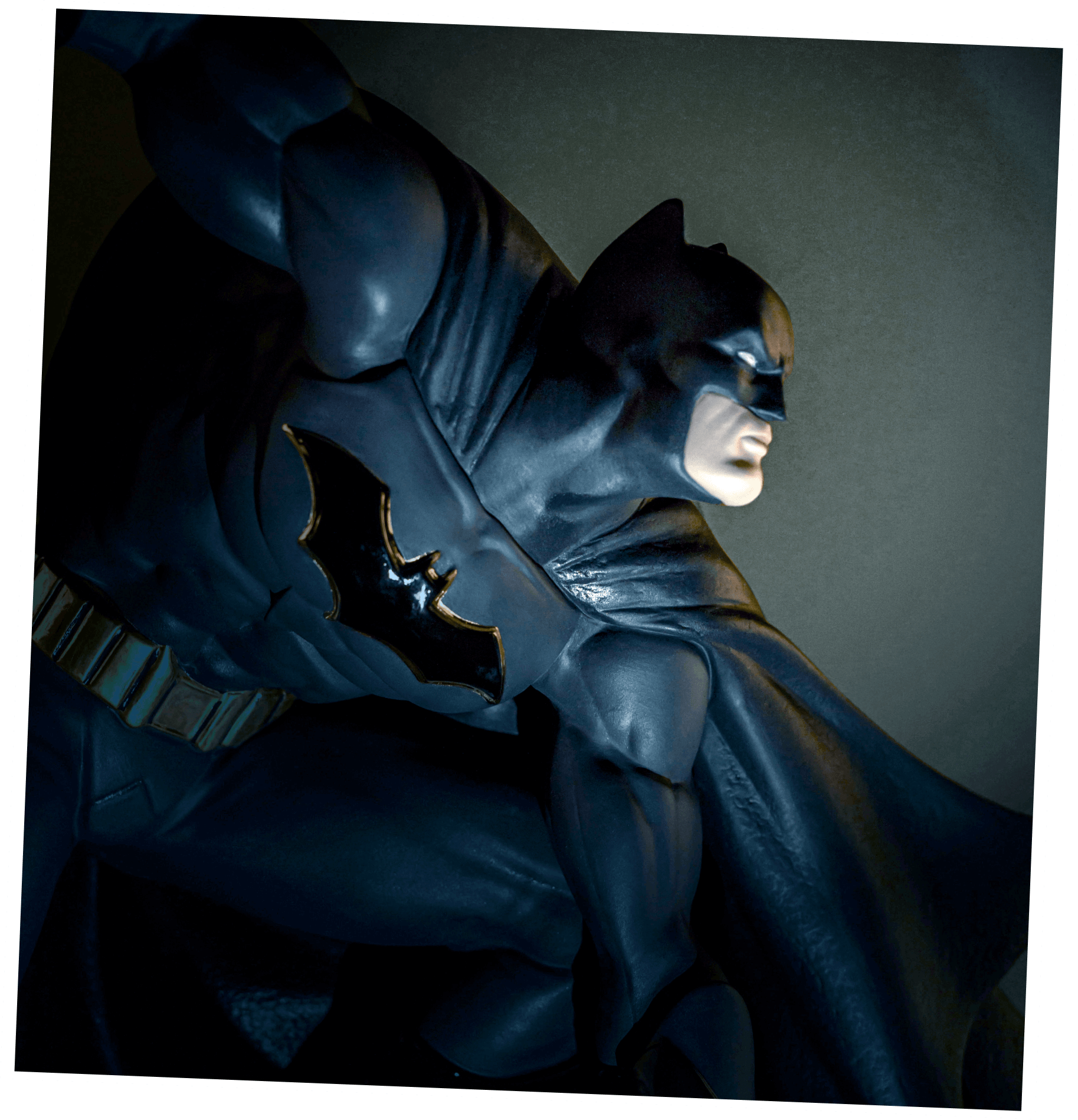 暗い部屋のバットマンの彫刻