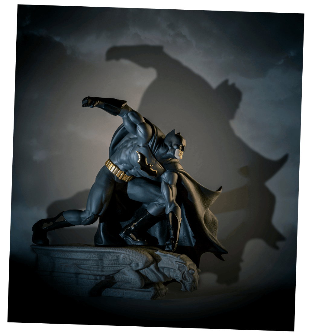 Escultura de Batman en pose de combate, con capa negra ondeando al viento y mirada desafiante