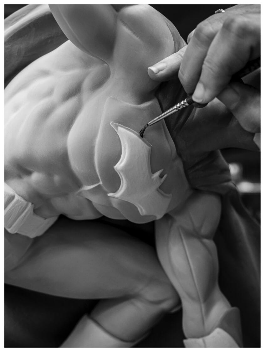 Escultura de Batman siendo pintada
