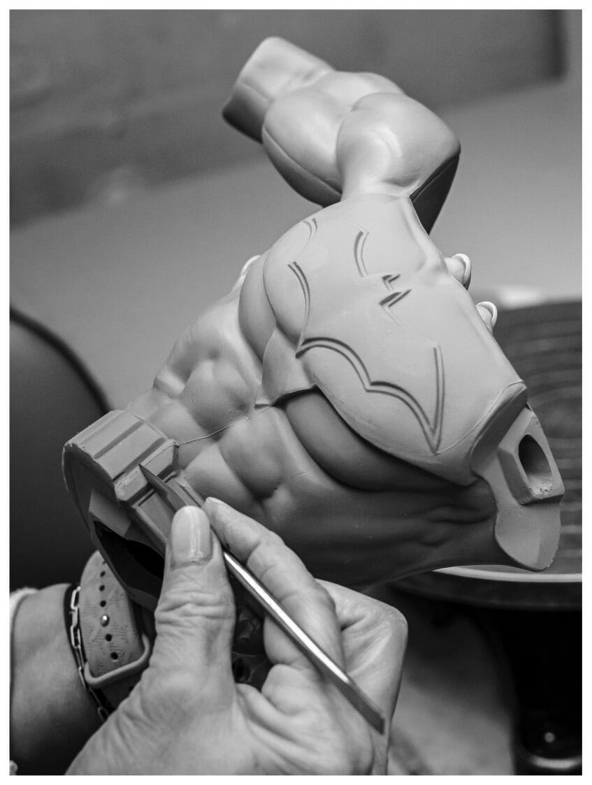 Ajuste del torso después de desmoldar de la figura Batman