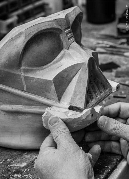 Processo artigianale: assemblaggio dell'casco Darth Vader™