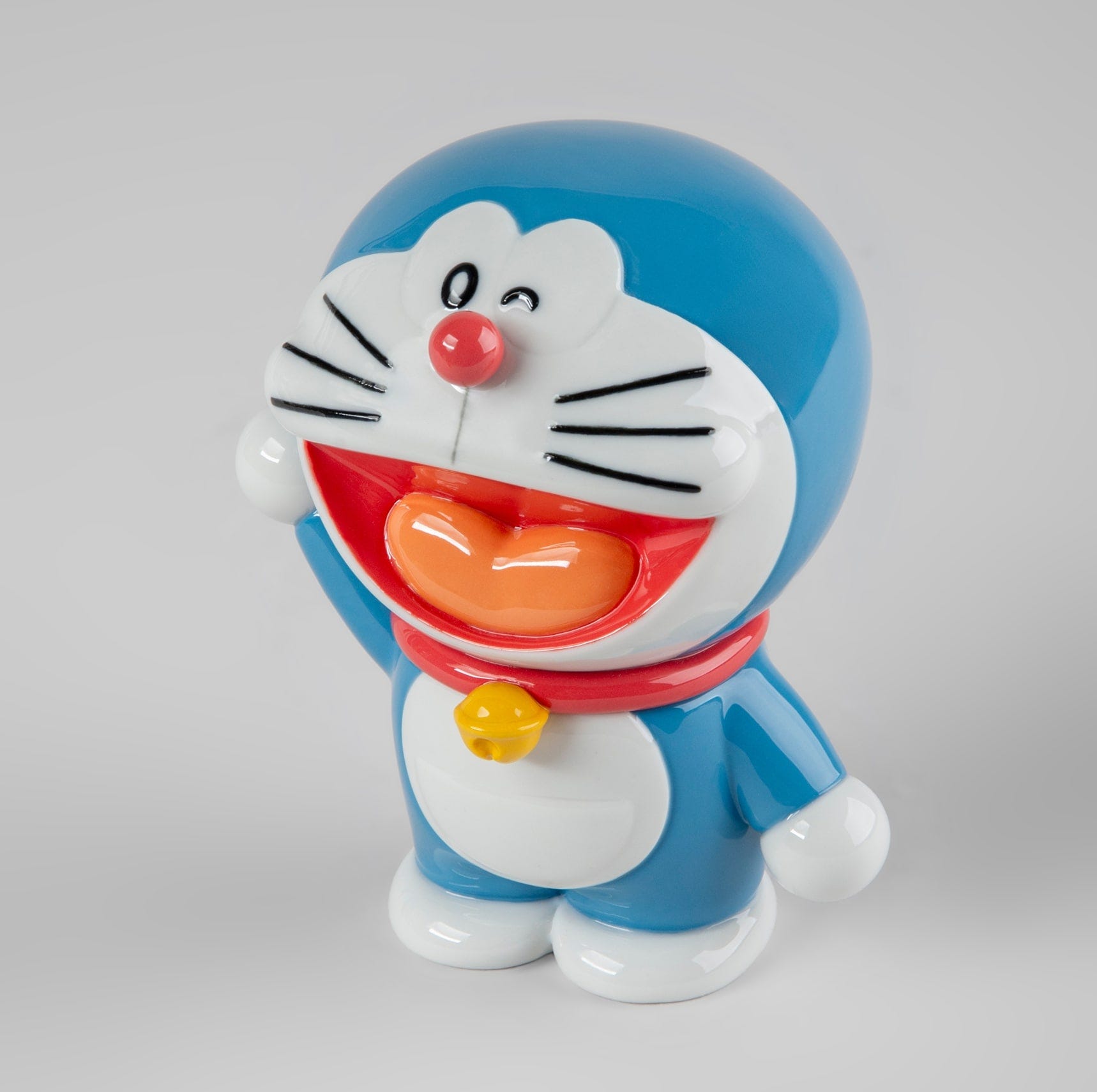 Vista laterale della figura in porcellana di Doraemon, rivolta a destra