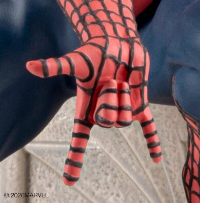 手彩色を施したスパイダーマン磁器フィギュアのクローズアップ