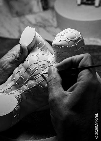 スパイダーマン作品を制作するリヤドロの職人