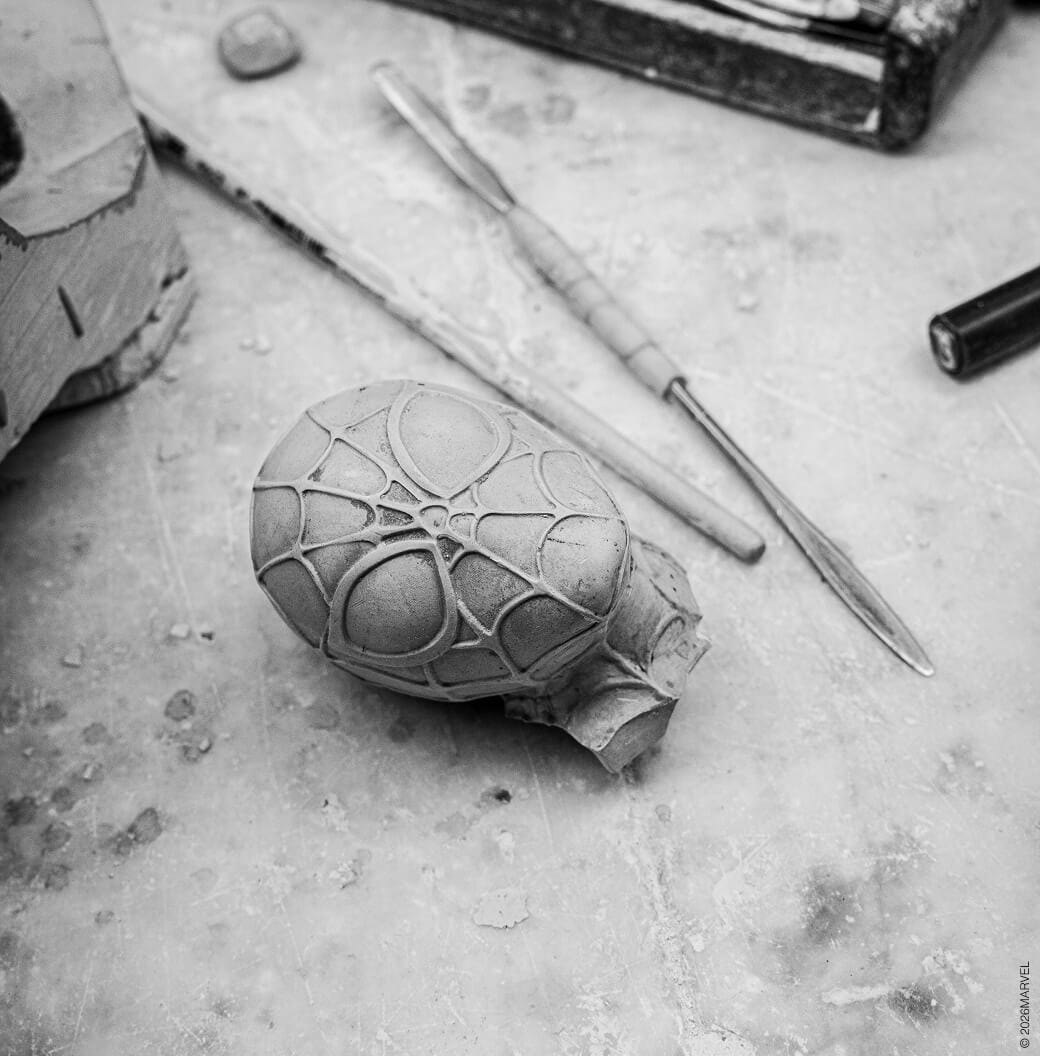 制作工程にある手作業で仕上げられたスパイダーマンの磁器マスク