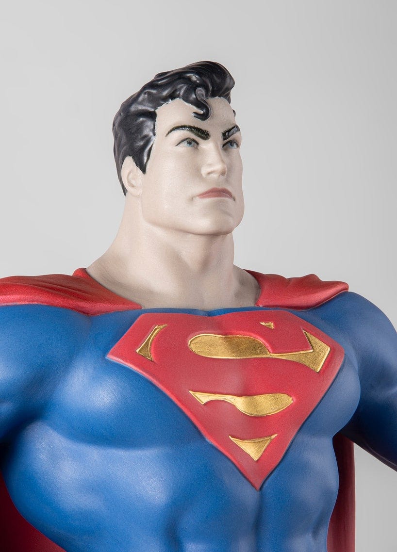 Primer plano de la figura de Superman en porcelana de Lladró, con una expresión decidida y mirada intensa. El acabado liso de la porcelana le da un aspecto elegante y brillante.