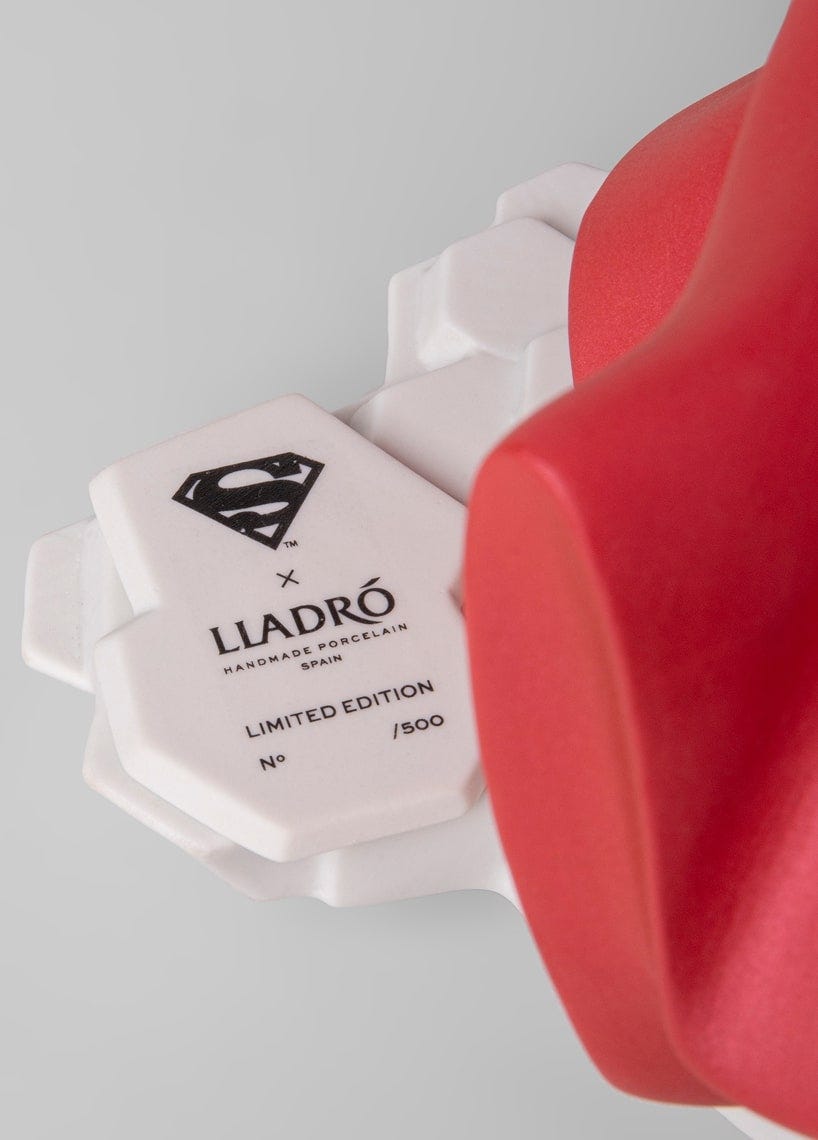 Detalle de la base numerada de la figura de Superman de edición limitada de Lladró, con el logotipo de la marca y el número de edición.