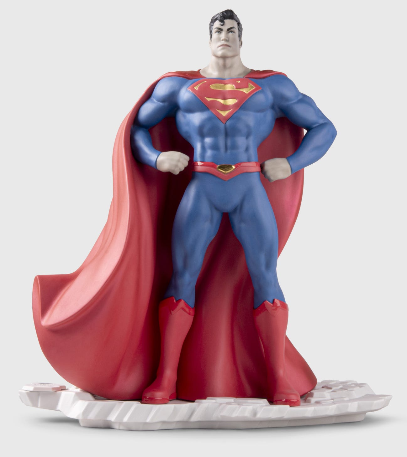 Vista frontal de la figura finalizada de Superman en porcelana de Lladró, con esculpido detallado y una capa roja ondeante.