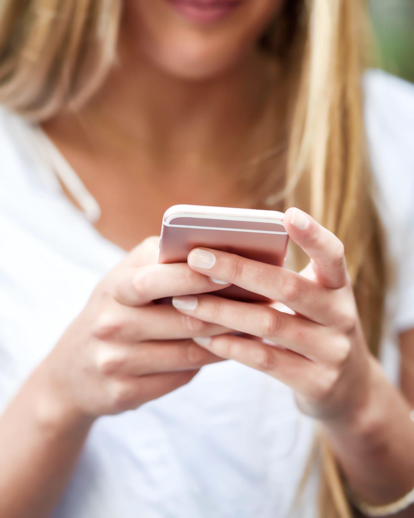 Mujer mirando descuentos especiales en su móvil